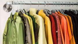 bunte Oberteile im Oxfam Shop