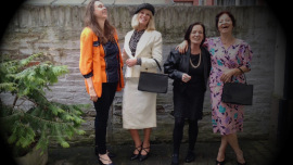 Ehrenamtliche aus dem Oxfam Shop Frankfurt-Bockenheim in Vintage-Kleidung
