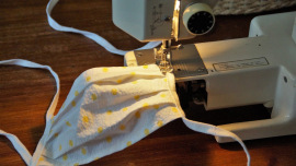 Maske und Nähmaschine