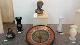 Edle Dekoration aus Stein im Schaufenster eines Oxfam Shops