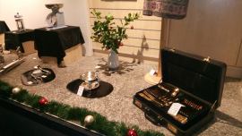 Edle Haushaltswaren im Schaufenster eines Oxfam Shops