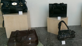 Edle Taschen im Schaufenster eines Oxfam Shops