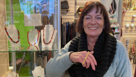 Elke Klebach mit dem Oxfam-Schatz: ein Lapponia-Armband