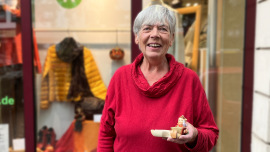 Ellen mit einer seitenverkehrten Hummelfigur