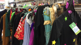 Kostüme und Karnevalsartikel gibt es im Oxfam Shop
