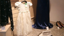Festliche Kleidung im Schaufenster eines Oxfam Shops