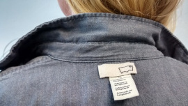 Who made my clothes? Am Fashion Revolution Day tragen viele ihre Kleidung auf links.