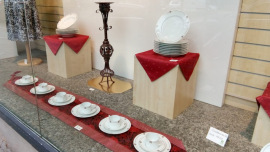 Geschirr von Tirschenreuth nach 1927 im Schaufenster eines Oxfam Shops