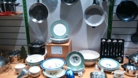 Töpfe, Pfannen und Geschirr im Schaufenster eines Oxfam Shops
