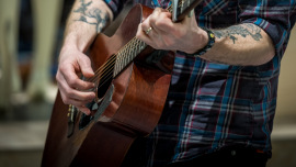 Gitarre von Rocky Votolato – bei einem Live-Auftritt im Oxfam MOVE Berlin