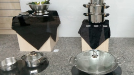 Haushaltswaren im Schaufenster eines Oxfam Shops