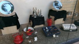 Haushaltswaren im Schaufenster eines Oxfam Shops
