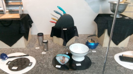 Haushaltswaren im Schaufenster eines Oxfam Shops