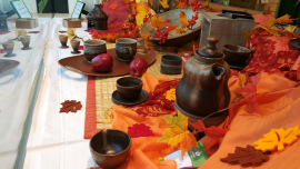 herbstliches Schaufenster eines Oxfam Shops