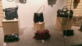 Hochwertige Damenhandtaschen im Schaufenster eines Oxfam Shops