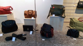 Hochwertige Damenhandtaschen im Schaufenster eines Oxfam Shops