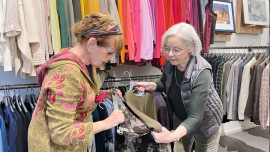 Die ehrenamtlichen Mitarbeiterinnen Isolde K. und Sigrid F. (von links) engagieren sich im Oxfam Shop Berlin-Charlottenburg.