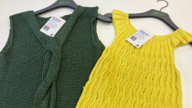 Bunte Kleidung aus den Oxfam Shops