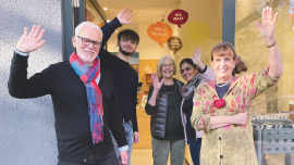 Heinz Bernd, Jeremias, Sigrid, Kiranjit und Isolde arbeiten ehrenamtlich in Berliner Oxfam Shops.