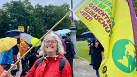 Die ehrenamtliche Oxfam-Mitarbeiterin Marlis setzt sich für Demokratie ein.
