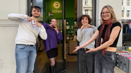 Die Ehrenamtlichen Jeremias, Luna, Josephine und Romina zeigen den Weg in einen Oxfam Shop.