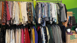 Kleidung auf der Stange im Oxfam Shop