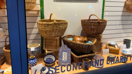 Große Auswahl an Körben und Keramik im Oxfam Shop