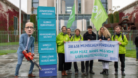 Die Übergabe der Unterschriften der Kampagne zum Erhalt des Lieferkettengesetzes.