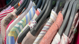 Bunte Kleidung aus den Oxfam Shops