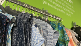 Kleidung in den Oxfam Shops
