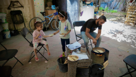 Raed Mansour steht vor der Herausforderung, Essen für seine Kinder zuzubereiten, die während des Krieges Israels gegen Gaza erheblich an Gewicht verloren haben.