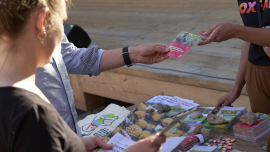 Werbematerial von Oxfam wird an einem Stand verteilt