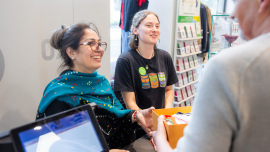 Die Ehrenamtlichen Dipeeka Bhambry und Leonore Richter nehmen Sachspenden im Oxfam Shop Halle entgegen.