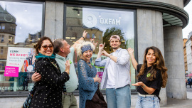 Gruppenfoto der ehrenamtlichen Mitarbeitenden Dipeeka, Franz, Jolanta, Jeremias und Kathy (von links) vor dem neuen Oxfam Shop in Halle/Saale.