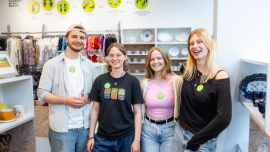 Gruppenfoto der ehrenamtlichen Mitarbeitenden Jeremias M., Leonore Richter, Kim Bischoff und Helene Richter (von links) im Oxfam Shop in Halle/Saale.