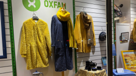Schaufenster im Oxfam Shop Hamburg-Hoheluft