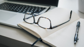 Arbeitsplatz mit Computer und Notizbuch