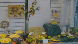 Schaufenster zum Thema „Bella Italia“ im Oxfam Shop Hamburg-Hoheluft