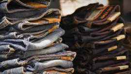 neue Jeans auf einem Stapel
