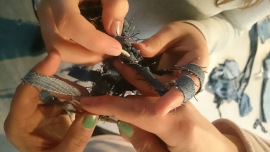 Fashion Revolution: Jeans-Strick-Aktion von Studierenden der HS Hannover im Oxfam Shop Hannover