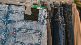 Jeans im Oxfam Shop