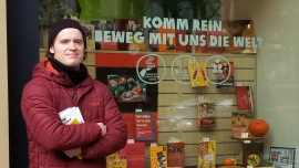 Der Ehrenamtliche Joe McNulty vor dem Berliner Buchshop