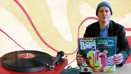 Der Ehrenamtliche Joe McNulty mit einem Oxfam-Shop