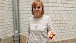 Katharina Trommer, Ehrenamtliche aus dem Oxfam Shop Leipzig, mit dem Goldschatz