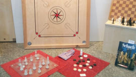 Keramik und Spiele im Schaufenster eines Oxfam Shops
