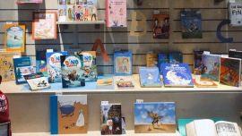 Kinder- und Jugendbücher im Schaufenster eines Oxfam Shops