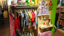 Kinderkleidung im Oxfam Shop