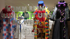 Karneval-Schaufenster eines Oxfam Shops