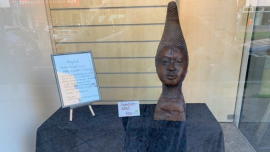 Kopfstatue im Schaufenster des Oxfam Shop Berlin-Schöneberg