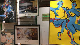 Kunst im Schaufenster eines Oxfam Shops